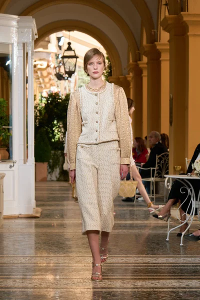 Look 16
